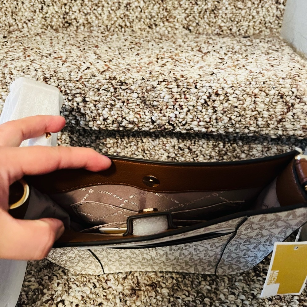 Michael Kors Briley crossbody bag - Picture 2 of 3